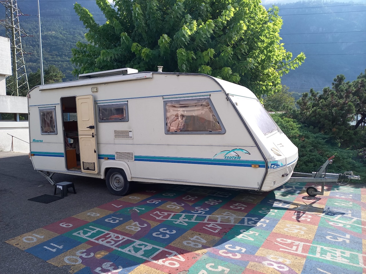 La caravane dans la cour d'Evionnaz